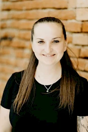 Simone Fuchs, Tierarztordinatinsassistentin