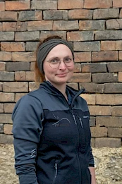 Julia Höllinger, Medical assistant
